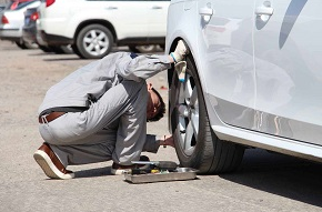 青岛市南区道路救援 青岛市南区道路救援怎样判断汽车轮胎是否需要更换?